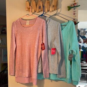 NWT SIZE MEDIUM LONG SLEEVE BUNDLE. One faded glory, pink with s